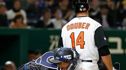 Penangkap bola asal Jepang, Seiji Kobayashi bersiap di belakang pemain Baseball asal Belanda, Randolph Oduber selama inning kedelapan pertandingan putaran kedua World Baseball Classic di Tokyo Dome, Jepang (12/3).  (AP Photo / Toru Takahashi)