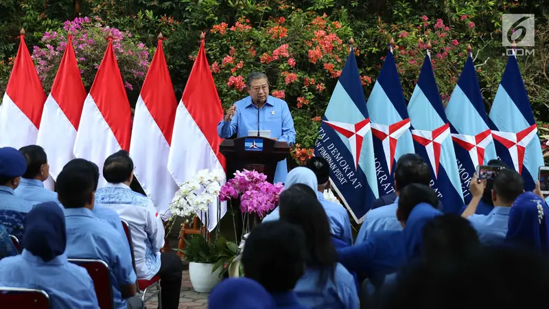 Tampil Berkemeja Biru, SBY Rayakan HUT Demokrat dengan Potong Tumpeng