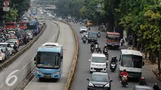 Bus Transjakarta melintas di Jalan Mampang Prapatan Raya, Jakarta, Kamis (6/10). Pemprov DKI Jakarta berencana mengganti bus Transjakarta dengan merek berstandar dunia seperti bus lower deck tipe low entry K250 Scania. (Liputan6.com/Helmi Fithriansyah)