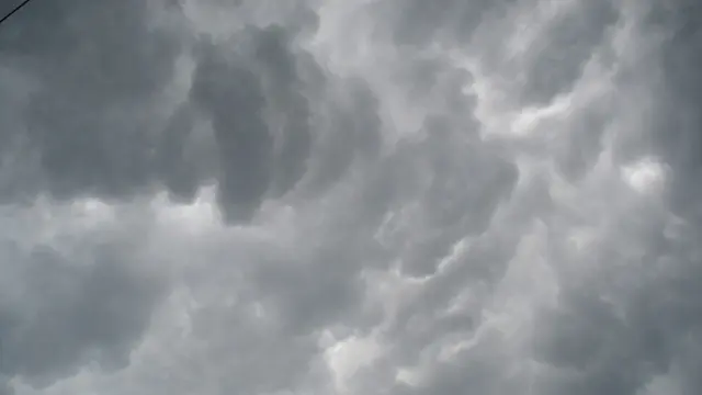 Ilustrasi – Penampakan awan (diduga) Comulonimbus di Cingebul Kecamatan Lumbir, sebelum hujan lebat disertai angin kencang. (Foto: Liputan6.com/Muhamad Ridlo)