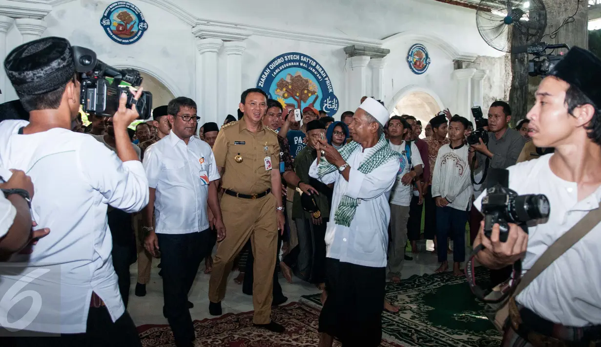 Gubernur DKI Jakarta Basuki T Purnama tiba di makam Habib Hasan Al Haddad, Koja, Jakarta Utara, Selasa (14/2). Penataan lahan pemakaman tersebut untuk pengembangan wisata religi lengkap dengan masjid dan pusat kuliner. (Liputan6.com/Gempur M Surya)