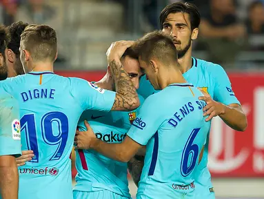 Pemain Barcelona, Paco Alcacer (ketiga kanan) merayakan gol ke gawang Real Murcia pada leg pertama 32 besar Piala Raja di stadion Nuevo Condomina, Rabu (25/10). Tanpa Lionel Messi dan Luis Suarez, Blaugrana mampu menggilas tuan rumah 3-0 (AP/Ferran Viros)