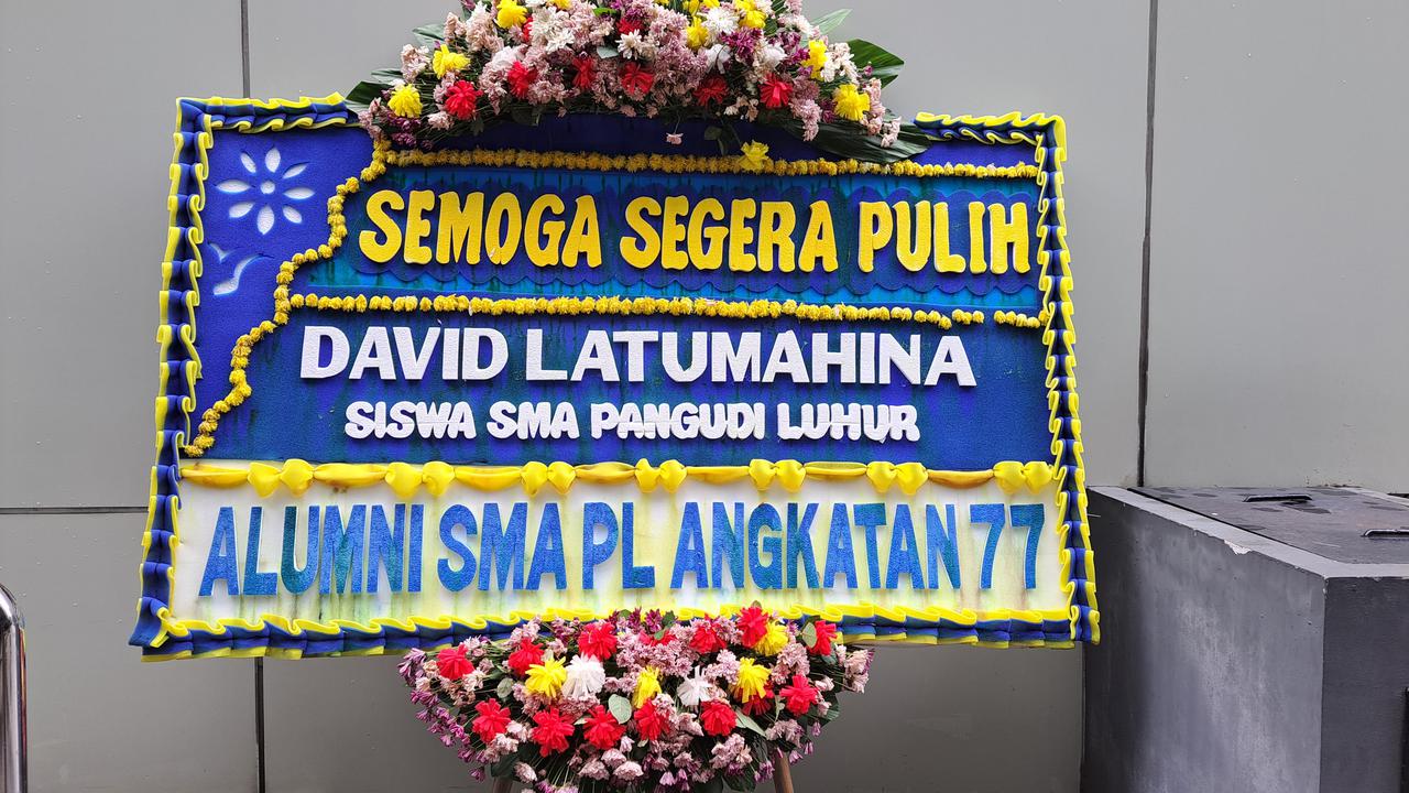 Alumni SMA Pangudi Luhur mengirimkan karangan bunga untuk Christalino David Ozora atau David (17) yang jadi korban penganiayaan anak pejabat pajak, Mario Dandy Satrio (20) (Lydia Fransisca/Merdeka.com)