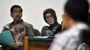 Romi Herton dan Istrinya Masyitoh memperhatikan keterangan saksi saat menjalani sidang lanjutan di Pengadilan Tipikor, Jakarta, Kamis (4/12/2014). (Liputan6.com/Miftahul Hayat)