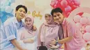 Acara tasyakuran sekaligus gender reveal itu juga dihadiri oleh beberapa rekan artis. Antara lain, Alvin Faiz dan Henny Rahman yang juga sedang mengandung. Mereka juga mengajak sang anak, baby Zayn. Selain itu, hadir juga Syakir Daulay yang merupakan sahabat Na Daehoon. (Liputan6.com/IG/@hennyyrahman)