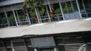 Para pekerja sedang menyelesaikan pembangunan Halte Transjakarta Masjid Agung Al Azhar, Jakarta, Sabtu (6/9/2014) (Liputan6.com/FAizal Fanani)