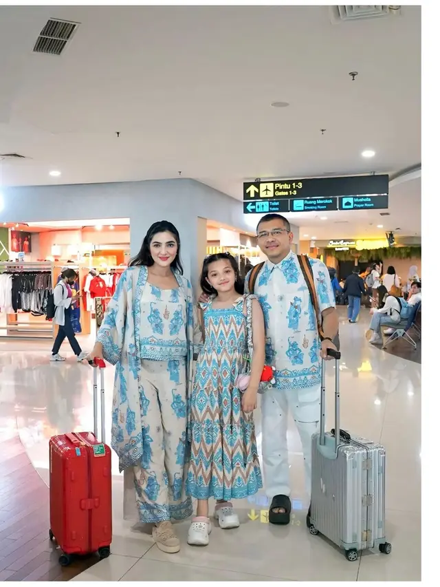 5 Model Baju Sarimbit Keluarga Ashanty dan Anang Selama Liburan di Bali, Stylish