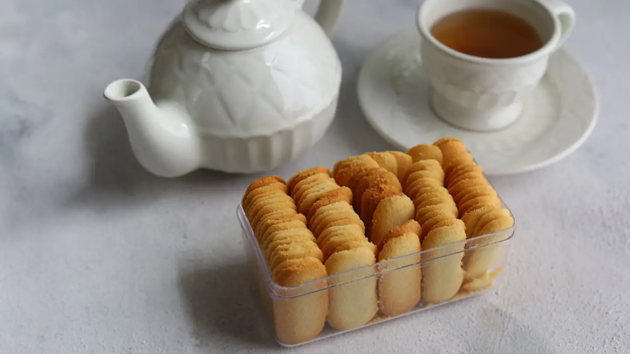 kue lidah kucing