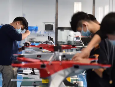 Para staf merakit drone di Tianjin i-Kingtec Co., Ltd., Kota Tianjin, China, 1 Desember 2020. Kawasan Baru Binhai di Tianjin telah secara aktif menggenjot perkembangan industri drone dalam beberapa tahun terakhir dengan mendorong inovasi di kalangan perusahaan lokal. (Xinhua/Zhao Zishuo)
