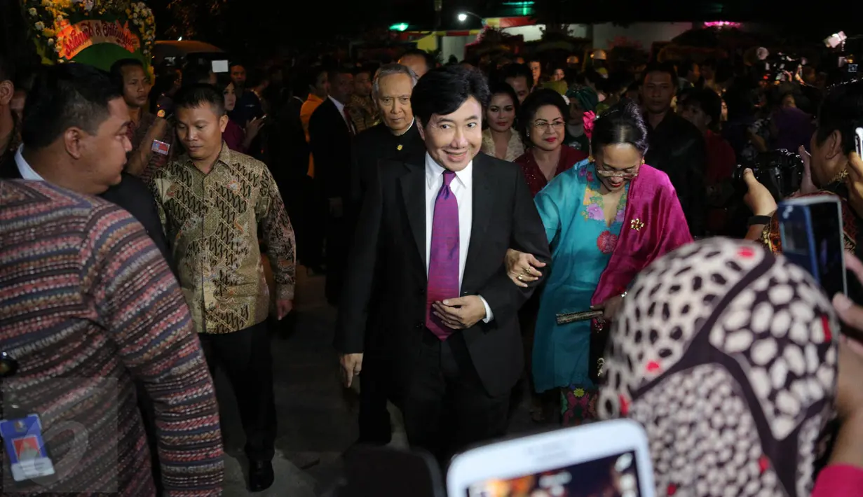 Guruh Soekarnoputra saat menghadiri resepsi pernikahan Acara resepsi pernikahan Gibran Rakabuming Raka dengan Selvi Ananda, Solo, Kamis (11/6/2015). Resepsi pernikahan malam hari ini dihadiri oleh para tamu VIP dan VVIP. (Liputan6.com/Faizal Fanani)