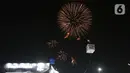 Kembang api menggelegar di langit saat Jakarta Fair ke-53 atau Pekan Raya Jakarta (PRJ) di JiExpo Kemayoran, Jakarta Pusat, Selasa (21/6/2022) malam. Pesta kembang api menggelegar di kawasan PRJ 2022 bertepatan dengan HUT Jakarta yang jatuh pada 22 Juni 2022. (Liputan6.com/Herman Zakharia)