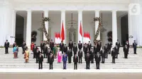 Presiden Joko Widodo atau Jokowi didampingi Wakil Presiden Ma'ruf Amin berfoto bersama jajaran menteri Kabinet Indonesia Maju yang baru dilantik di tangga beranda Istana Negara, Jakarta, Rabu (23/10/2019). (Liputan6.com/Angga Yuniar)