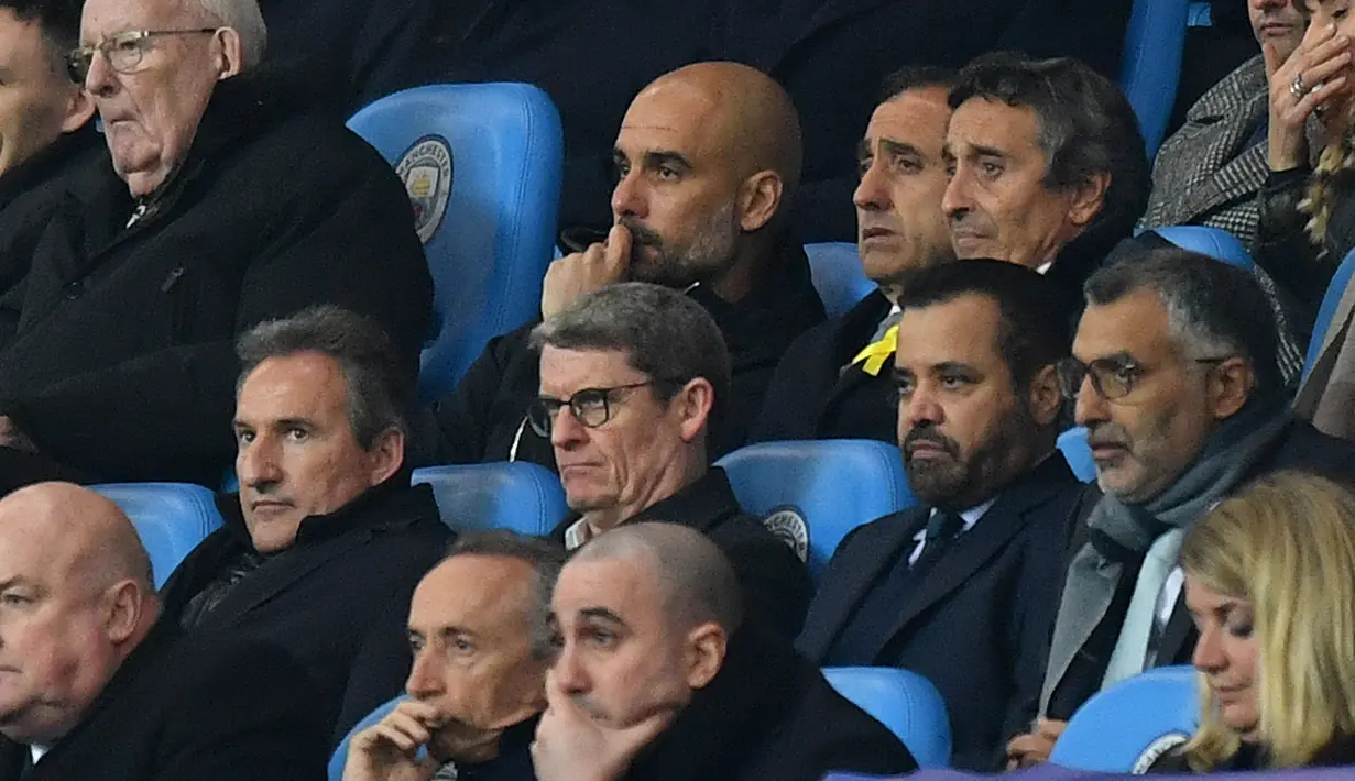 Pelatih Manchester City, Pep Guardiola menyaksikan timnya disingkirkan Liverpool dari bangku penonton pada leg kedua perempat final Liga Champions di Etihad, Rabu (11/4). Kejadian itu terjadi usai Guardiola memprotes wasit terlalu keras. (Paul ELLIS/AFP)