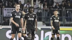 (Dari kiri) Pemain Juventus, Adrien Rabiot, Moise Kean, dan Leandro Paredes, kecewa setelah gol Empoli 4-1 pada laga tandang pekan ke-36 Liga Italia 2022/2023 di Stadio Carlo Castellani, Selasa (23/5/2023) WIB. (Marco Bucco/LaPresse via AP)