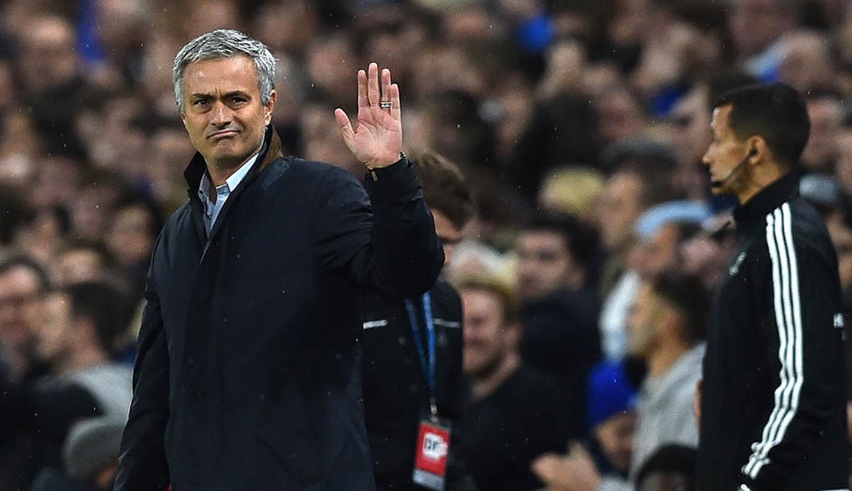 Baru saja membawa Chelsea meraih gelar juara Premier League pada Mei, Mourinho harus dipecat pada bulan Desember. Pemecatan itu terjadi akibat buruknya performa Chelsea musim ini. (AFP/Ben Stansall)