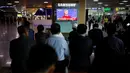 Antusiasme penduduk Korsel menyaksikan debat perdana capres AS dari Partai Republik dan Partai Demokrat, Donald Trump dan Hillary Clinton dari layar televisi di luar lokasi debat capres AS di Seoul, Korea Selatan, Selasa (27/9). (REUTERS/Kim Hong-Ji)