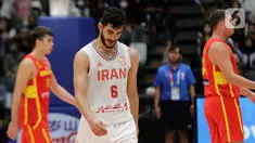 Pemain timnas basket Iran, Mohammad Amini (tengah) usai berhadapan dengan Spanyol pada penyisihan Grup G FIBA World Cup 2023 di Indonesia Arena, Gelora Bung Karno, Jakarta, Rabu (30/8/2023). Iran kalah 65-85 dari Spanyol. (Liputan6.com/Helmi Fithriansyah)