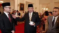 Presiden SBY dan Wakil Presiden Budiono sedang beramah tamah dengan Chatib Bisri (Foto: Rumah Tangga Kepresidenan)