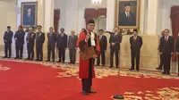 Ridwan Mansyur membacakan sumpah di depan Presiden Jokowi di Istana setelah diangkat menjadi Hakim Konstitusi, Jumat (8/12/2023). Pengangkatan Ridwan sebagai hakim Mahkamah Konstitusi (MK) ini berdasarkan Keppres Nomor 98/P Tahun 2023 tanggal 12 Oktober 2023 tentang Pemberhantian dan Pengangkatan Hakim MK Yang Diajukan Mahkamah Agung. (Liputan6.com/Lizsa Egeham)