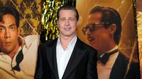 Brad Pitt berpose saat menghadiri premiere film "Babylon" di Academy Museum of Motion Pictures, Los Angeles, Amerika Serikat, 15 Desember 2022. Rambut pirang keemasan Brad Pitt disisir ke belakang. (AP Photo/Chris Pizzello)