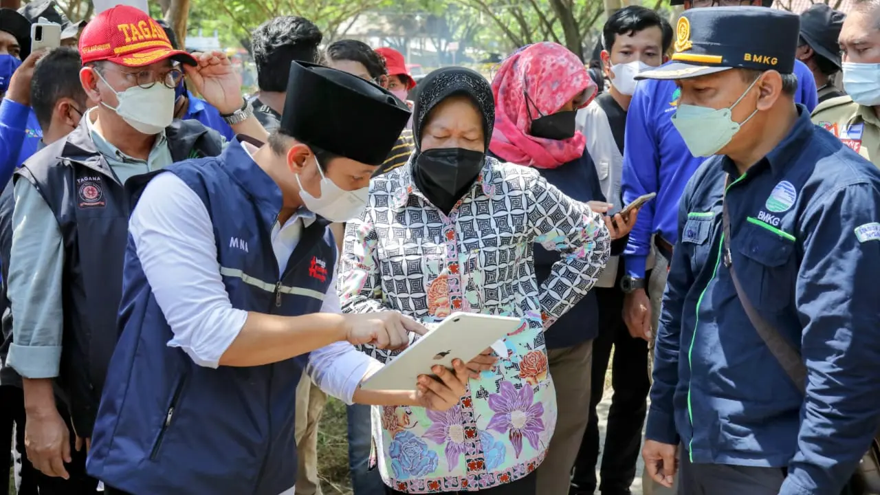 Risma dan Cak Ipin membahas evakuasi ancaman gempa dan tsunami di Trenggalek. (Dian Kurniawan/Liputan6.com)