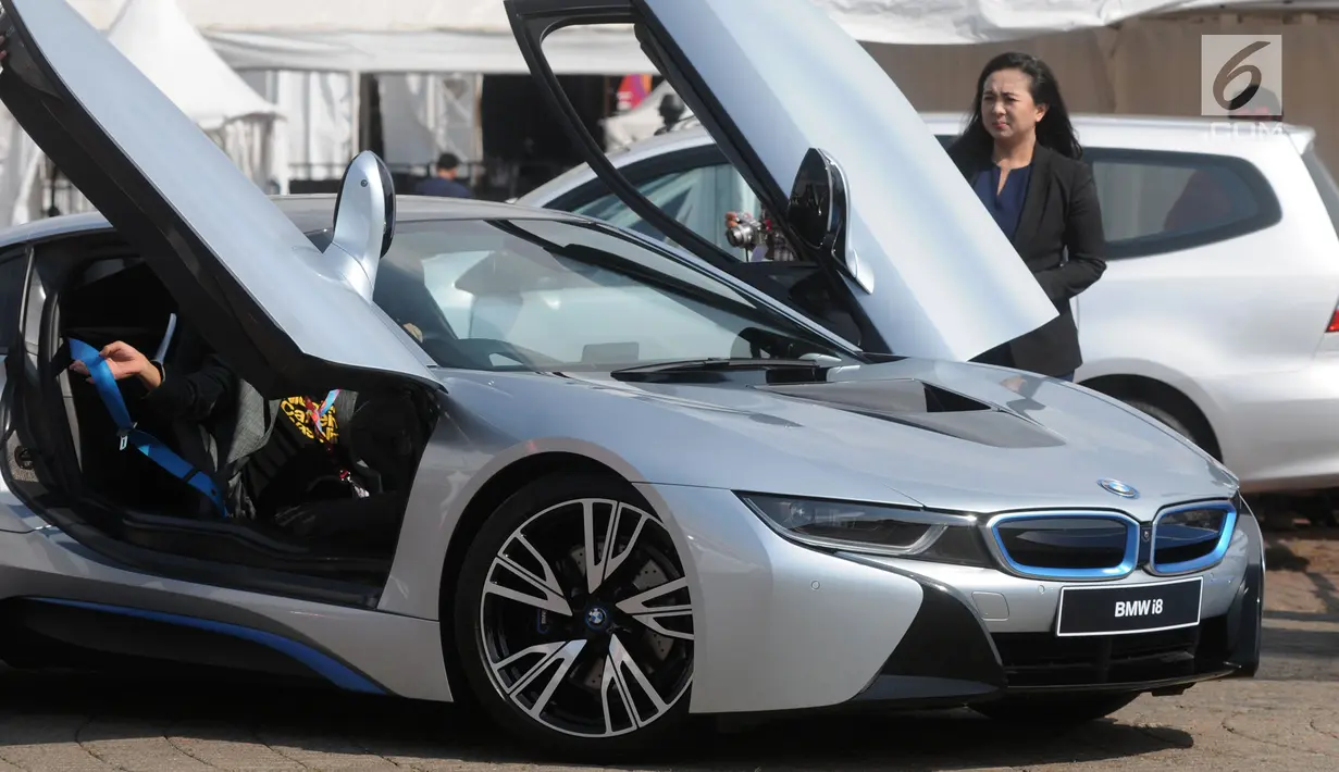 Tampak samping mobil listrik BMW i8 Wallbox Plus saat akan test drive di IIMS 2018, Jakarta, Jumat (20/4). BMW Indonesia kembali menunjukkan konsistensinya terhadap perkembangan mobil listrik. (Merdeka.com/Dwi Narwoko)
