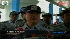 Usai ledakan bom, petugas bersihkan halte Transjakarta di Kampung Melayu.