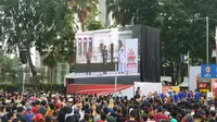 Masyarakat memadati kawasan CFD di Bundaran HI jelang pelaksanaan Kirab Merah Putih yang diikuti Presiden Jokowi, Kapolri, dan Habib Luthfi, Minggu 28 Agustus 2022. (Liputan6.com/Nanda Perdana Putra)