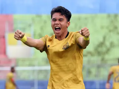 Ekspresi pemain Bhayangkara Solo FC Alsan Putra Masat Sanda setelah mencetak gol ke gawang Borneo FC Samarinda dalam pertandingan babak penyisihan Piala Menpora 2021 di Stadion Kanjuruhan, Malang, Jawa Timur, Senin (22/3/2021). (Bola.com/Arief Bagus)