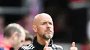 Pelatih Manchester United, Erik Ten Hag memberikan gestur jempol kepada pemainnya saat laga lanjutan Liga Inggris 2023/2024 melawan Southampton di St Mary's Stadium, Southampton, Inggris, Sabtu (14/09/2024). (AP Photo/Alastair Grant)