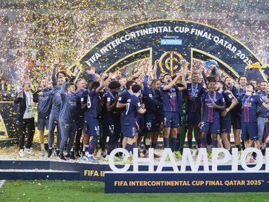 Para pemain PSG melakukan selebrasi setelah memastikan diri menjadi juara Piala Intercontinental 2025 di Ahmad bin Ali Stadium, Al-Rayyan, Qatar pada Kamis (18/12/2025) dini hari WIB. (AP Photo/Hussein Sayed)