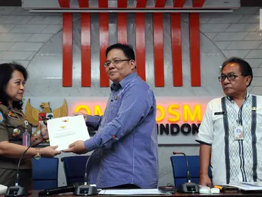 Komisioner Ombudsman RI, Adrianus Meliala (tengah) memberikan hasil investigasi terkait Penataan PKL oleh Satpol PP DKI Jakarta kepada Kasubag Umum Satpol PP Lusi A di Gedung Ombudsman, Jakarta, Kamis (2/11). (Liputan6.com/Helmi Fithriansyah)