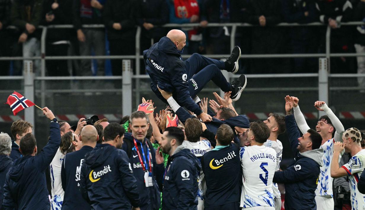 Erling Braut Haaland menjadi sosok penting dalam lolosnya Norwegia ke Piala Dunia 2026. Tampak dalam foto, pemain Timnas Norwegia bersama pelatih Staale Solbakken merayakan kemenangan mereka dalam pertandingan kualifikasi Piala Dunia 2026 antara Italia dan Norwegia di Stadion San Siro, Milan, pada 16 November 2025. (Stefano RELLANDINI/AFP)