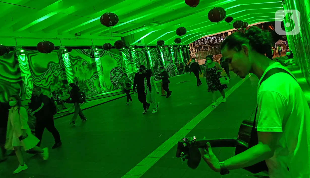 Aktivitas warga melintas di terowongan Jalan Kendal pada malam hari saat menggunakan kamera realme 9 Pro Plus dengan sensor Sony IMX76, Jakarta, Kamis (24/02/2022). Sensor ini, memiliki asupan cahaya yang masuk lebih banyak dan memungkinkan besaran megapiksel lebih tinggi.(Liputan6.com/Fery Pradolo)