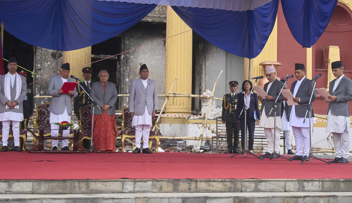 Presiden Nepal Ram Chandra Poudel (kedua dari kiri) didampingi oleh Perdana Menteri baru Sushila Karki (ketiga dari kiri) menghadiri upacara pengambilan sumpah jabatan para menteri di depan gedung kepresidenan di Kathmandu, Nepal, Senin 15 September 2025. (AP Photo/Niranjan Shrestha)