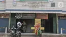 Seorang prajurit TNI terlihat di Pasar Pulogadung, Jakarta, yang tutup, Senin (29/6/2020). Perumda Pasar Jaya menutup sementara Pasar Pulogadung selama tiga hari hingga 27 Juni 2020 setelah ditemukannya satu orang pedagang positif Covid-19 berdasarkan hasil Swab Test. (merdeka.com/Iqbal S Nugroho)