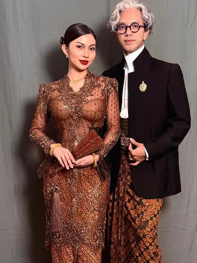 Ariel Tatum Merias Wajahnya Sendiri dengan Gaya Makeup Flawless Glam. [@didietmaulana]