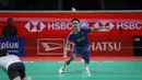 Sebagai informasi, Anthony Sinisuka Ginting harus memulai dari kualifikasi, karena peringkatnya tidak sampai untuk menembus babak utama ajang bulu tangkis bertaraf World Tour Super 500 ini. Tampak dalam foto, pebulu tangkis tunggal putra Indonesia, Anthony Sinisuka Ginting mengembalikan kok saat melawan Kantaphon Wancharoen (Thailand) pada babak kualifikasi Indonesia Masters 2026 di Istora Gelora Bung Karno, Senayan, Jakarta, Selasa (20/1/2026). (Bola.com/Bagaskara Lazuardi)