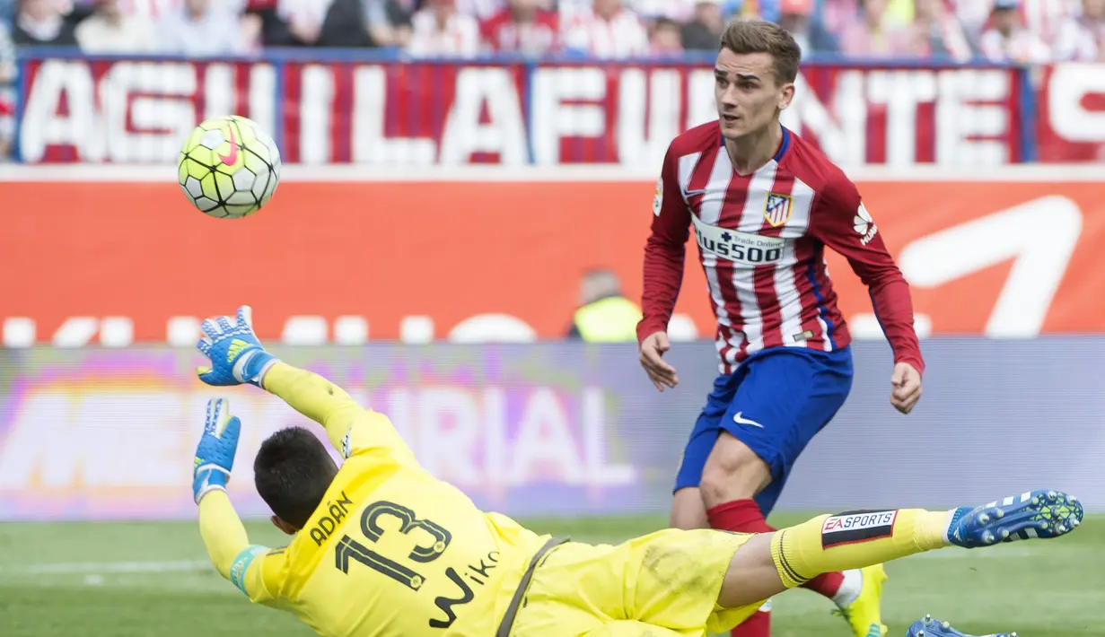 Striker Atletico Madrid, Antoine Griezmann, mencetak gol ke gawang Real Betis dalam laga La Liga di Stadion Vicente Calderon, Madrid, (2/4/2016). (AFP/Curto De La Torre)