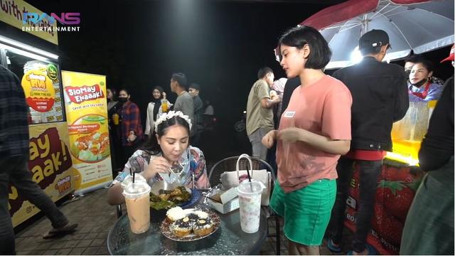 6 Momen Nagita Slavina Cicipi Nasi Bakar Melati Eks JKT48, Lontarkan Pujian