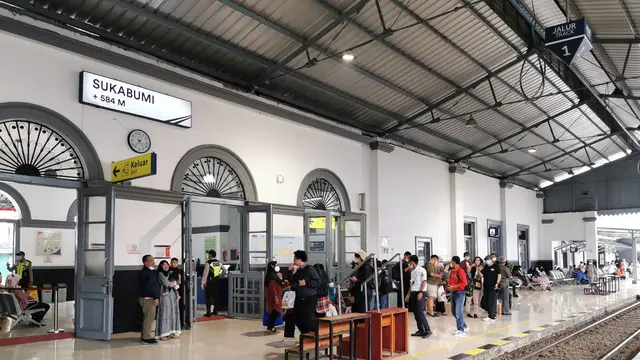 Antrian penumpang di stasiun KAI Sukabumi. (Liputan6.com/Dokumen KAI Daop 1 Jakarta).