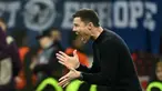 Pelatih Bayer Leverkusen, Xabi Alonso memberikan arahan kepada pemainnya saat laga leg kedua 16 besar Liga Europa 2023/2024 melawan Qarabag di BayArena, Leverkusen, Jerman, Jumat (15/03/2024) dini hari WIB. (AFP/Ina Fassbender)