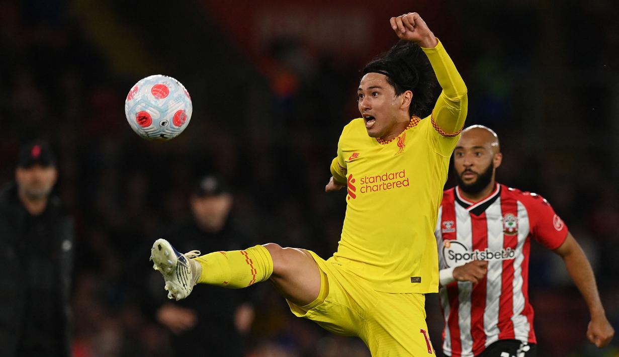 Nama pertama ada Takumi Minamino. Pemain asal Jepang tersebut mampu membayar kepercayaan Jurgen Klopp saat dipercaya turun sebagai starting XI dengan penampilan impresifnya. Pada laga tersebut, Minamino berhasil menyumbang satu gol penyeimbang pada menit ke-27 usai memanfaatkan umpan pendek dari Diogo Jota. (AFP/Glyn Kirk)