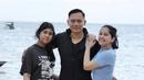 <p>Berlibur ke pantai bersama kedua orangtuanya, Almira tampil simple dengan tshirt hitam bergambar.&nbsp;@annisayudhoyono</p>