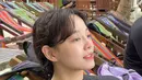 Mengenakan pakaian renang warna hitam, Kim Se Jeong  begitu menikmati saat berkunjung ke Phuket,  Kim Se Jeong pun berenang di lokasi ini. (Instagram/clean_0828)