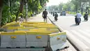 Pembatas jalan yang menutupi trotoar di Jalan Medan Merdeka Utara, Jakarta, Rabu (3/7/2019). Pembatas jalan yang berada tidak pada tempatnya tersebut mengganggu pejalan kaki karena menutupi badan trotoar. (Liputan6.com/Immanuel Antonius)