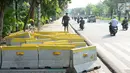 Pembatas jalan yang menutupi trotoar di Jalan Medan Merdeka Utara, Jakarta, Rabu (3/7/2019). Pembatas jalan yang berada tidak pada tempatnya tersebut mengganggu pejalan kaki karena menutupi badan trotoar. (Liputan6.com/Immanuel Antonius)