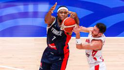 Pebasket Prancis, Guerschon Yabusele (kiri) berebut bola dengan pebasket Lebanon, Karim Zeinoun pada laga Grup H Piala Dunia FIBA 2023 di Indonesia Arena, Senayan, Jakarta, Selasa (29/08/2023). (Bola.com/Bagaskara Lazuardi)