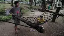 Seorang anak ditemani orang tuanya bermain di Taman Tomang Rawa Kepa, Jakarta, Minggu (21/6/2020). Lokasi tersebut menjadi salah satu tempat alternatif liburan warga untuk menghilangkan kebosanan di tengah masa PSBB transisi. (Liputan6.com/Johan Tallo)
