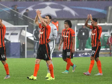 Pemain Shakhtar Donetsk memberikan aplaus kepada pendukungnya yang hadir usai menaklukkan Rapid Vienna 1-0 di Stadion Ernst Happel, Wina, Rabu (19/8/2015) malam waktu setempat. (Bola.com/Reza Khomaini)